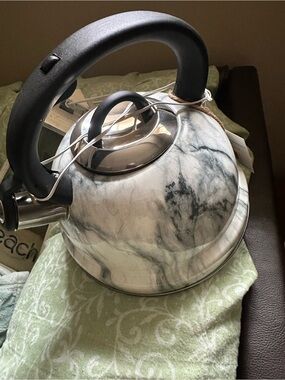 Wendy Bellissimo Marble-Pattern Whistling Kettle - White & Black